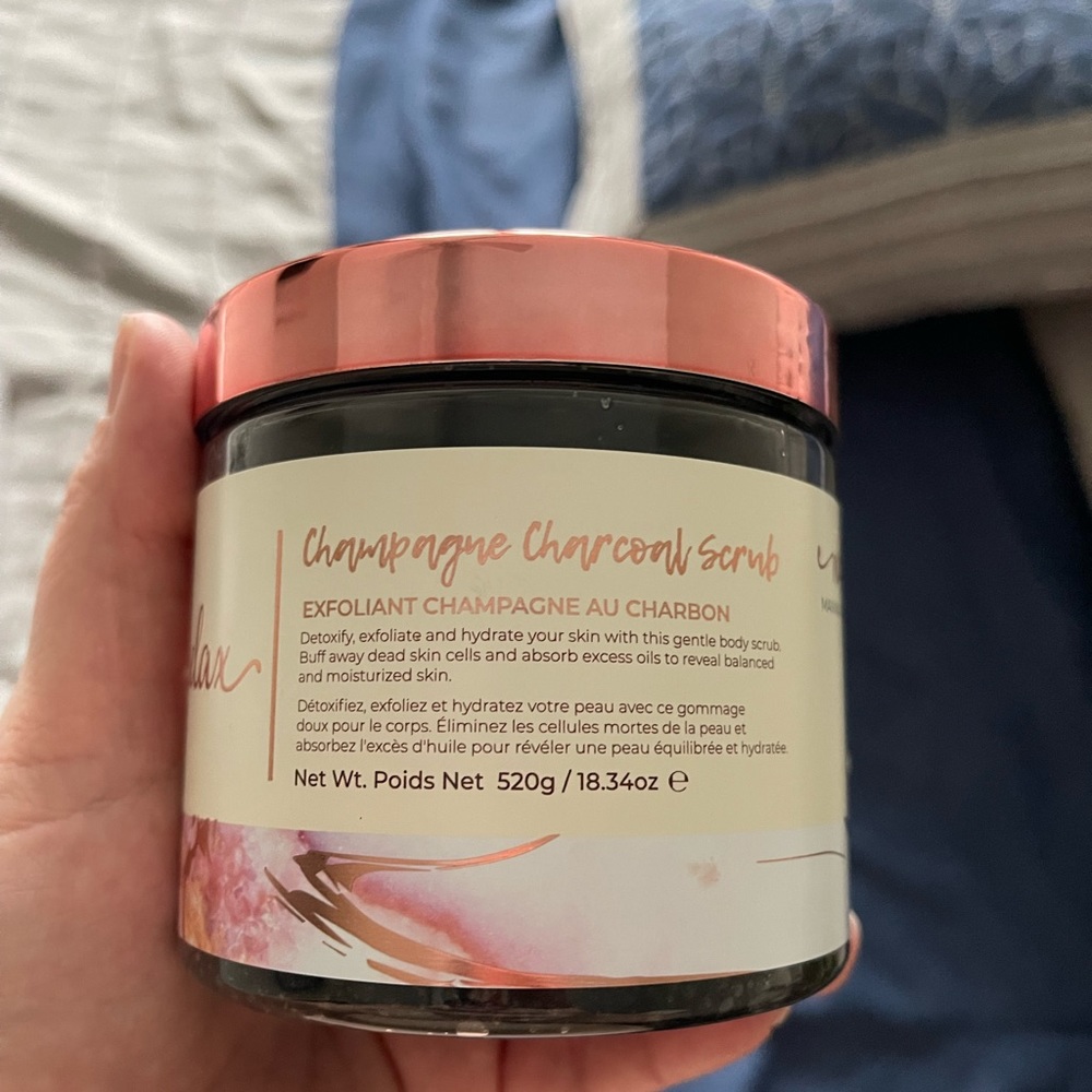 Manna Kadar Champagne Charcoal Scrub